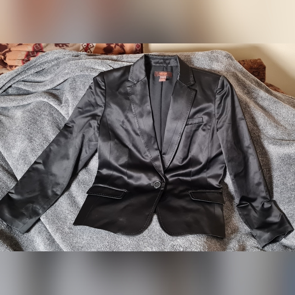 Victor by Victor Alfaro Ladies Blazer.